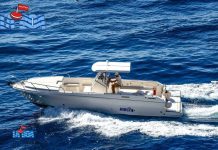 Esperienza serena al tramonto: una barca e snorkel in costa